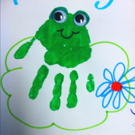 Handprint frog ~Pinned By www.FernSmithsClassroomIdeas.com Hand Print Art, Frog Activities, Frog Theme, Footprint Crafts, Frog Crafts, Spring Preschool, Footprint Art, Handprint Crafts, Daycare Crafts