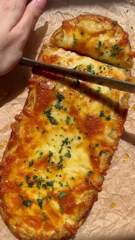 Roasted Garlic Bread Recipe, Roasted Garlic Bread, Resipi Kek, Garlic Bread Recipe, Tasty Recipes Videos, Quick Recipes Snacks, Think Food, December 23, Delicious Snacks Recipes