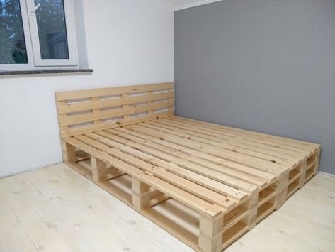 Mattress On Pallets, Wooden Palette Bed, Palette Board Bed, Pallet Bedframe Ideas, Pallet Board Bed Frame, Palate Bed Frame, Palet Bed Ideas, Wooden Crate Bed Frame, Palette Bed Ideas