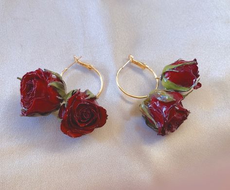 "🌹 Vintage Fuchsia Rose Hoop Gold Earrings, Dried Real Rose Earring, Pink Rose Hoop Earrings, Great for Bride Bridesmaid Earrings! Great Gift for Her! Made in USA! 🎁 💖 The Double Nature Fuchsia Rose are Romantic Stylish to Wear! You May Have Many Style of Earrings, But the Dried Rose Earring will Make You Looks Very Special. 💖 The Nature Rose are Fresh and Natural, It Will Goes You White T-Shirt or All of Your Outfits. 💖 It's Made of 925 Silver with 14K Gold Plated, Lightweight, Comfortable Rose Hoop Earrings, Rose Inspired Outfits, Roses Earrings, Hoop Gold Earrings, Rose Earring, Soft Jewelry, Nature Rose, Earrings Bride, How To Make Rose