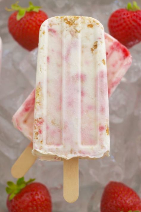 Strawberry Cheesecake Popsicles, Cheesecake Popsicles, Frozen Popsicles, Healthy Popsicle Recipes, Ice Pop Recipes, Bigger Bolder Baking, Fruit Popsicles, Ice Cream Pops, Homemade Popsicles