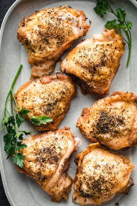 Crispy Skin Chicken, Chicken In Oven, Easy Baked Chicken Thighs, Crispy Baked Chicken Thighs, Braised Chicken Breast, Crispy Baked Chicken, Oven Roasted Chicken, Easy Baked Chicken, Baked Chicken Thighs