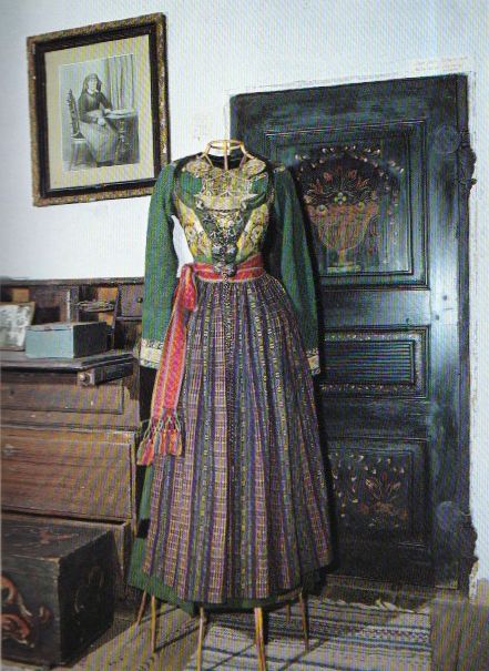 Swedish folklore | Bara Härad, sydvästra skåne | Dress  previously belonging to crown prinsess Margareta | ("Skånska Dräkter", Gertrud Ingers, 1984) Scandinavian Traditional Dress, Swedish Dress Traditional, Swedish Traditional Dress, Swedish Folk Dress, Traditional Swedish Clothing, Swedish Folklore, Swedish Dress, Scandinavian Dress, Scandinavian Costume