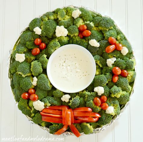 Veggie Christmas Wreath Platter Veggie Christmas, Decorações Com Comidas, Vegetable Platter, Christmas Recipes Appetizers, Christmas Entertaining, Healthy Christmas, Veggie Tray, Party Platters, Christmas Brunch