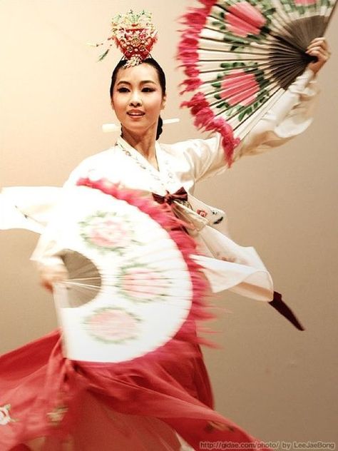 Cool Traditional Korean Dress Buchaechum is a traditional form of Korean dance also called a fan dance, usuall... Check more at http://24shop.cf/fashion/traditional-korean-dress-buchaechum-is-a-traditional-form-of-korean-dance-also-called-a-fan-dance-usuall/ Chinese Dance, Korean Dance, Fan Dance, Korean Traditional Dress, World Dance, Female Dancers, Korean Hanbok, Korean Wave, Traditional Dance