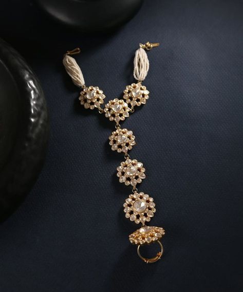 Hathphool Gold, Indian Hand Jewelry, Wedding Jewelry Sets Bridal Jewellery, Bridal Jewellery Inspiration, Bridal Necklace Designs, New Gold Jewellery Designs, Bridal Jewelry Vintage, Pretty Jewelry Necklaces, Jewellery Design Sketches