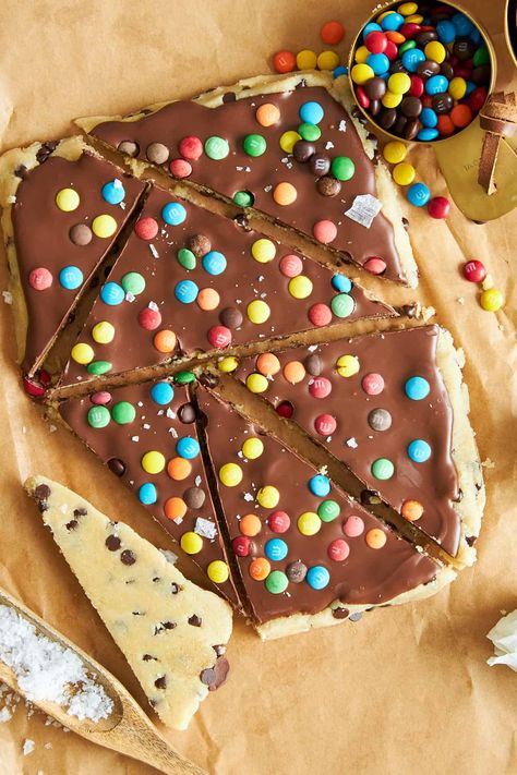 Make this viral chocolate chip cookie dough bark with just eight simple ingredients for a better-for-you sweet treat! Chocolate Chip Cookie Dough Bark, Bark Dessert, Soft Chocolate Chip Cookie, Cookie Dough Bark, Cake Pucks, Halloween Rice Krispie Treats, Bark Recipes, Food Dolls, Cookie Dough Recipe