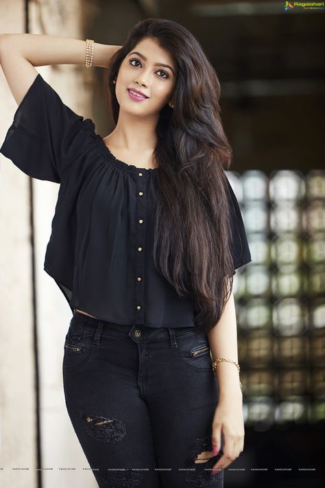 Digangana Suryavanshi, Fashion Tips For Women, Beautiful Photo, Beauty Women, Photo Shoot, Long Hair, Girl Fashion, Drama, Hair