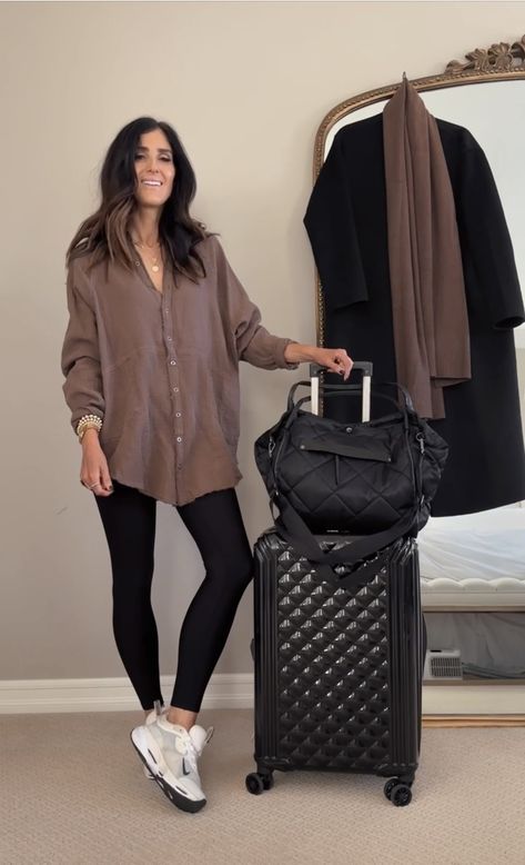 Travel Look Outfits, Comfortable Travel Outfit, Airport Travel Outfits, Comfy Travel Outfit, Airplane Outfits, Fashion Travel Outfit, Look Legging, Black Leggings Outfit, Legging Outfits