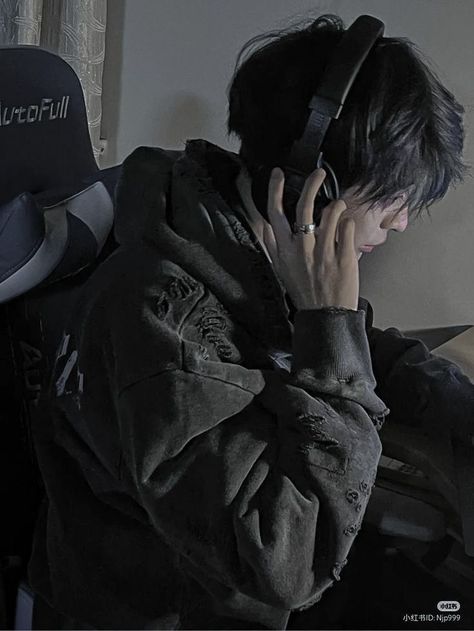 Boy With Headphones Aesthetic, Gamer Boys Aesthetic, Guy With Headphones, Anime Boy With Headphones, Boy With Headphones, Gamer Boys, Gamer Boy, Human Poses Reference, Boy Pictures