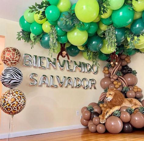 Safari Shower Ideas, Safari Balloons, Vbs Jungle, Tree Balloon, Lion King Birthday Party Ideas, Wild Kratts Birthday Party, Safari Balloon, Safari Baby Shower Boy, Jungle Balloons