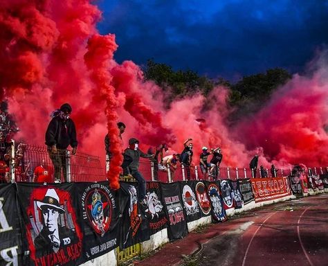 Cska Sofia Wallpaper, Hooligans Style, Soccer Hooligans, Football Hooliganism, Football Ultras, Hand Flare, Football Hooligan, Cska Sofia, Modern Assassin