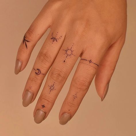 50 Beautiful Finger Tattoo Ideas for Women – May the Ray Hand Tattoos Minimal, Minimal Mandala Tattoo, Fine Line Finger Tattoo, Sun Finger Tattoo, Glow Tattoo, Lucky Tattoo, Tato Minimal, Tato Jari, Pola Tato