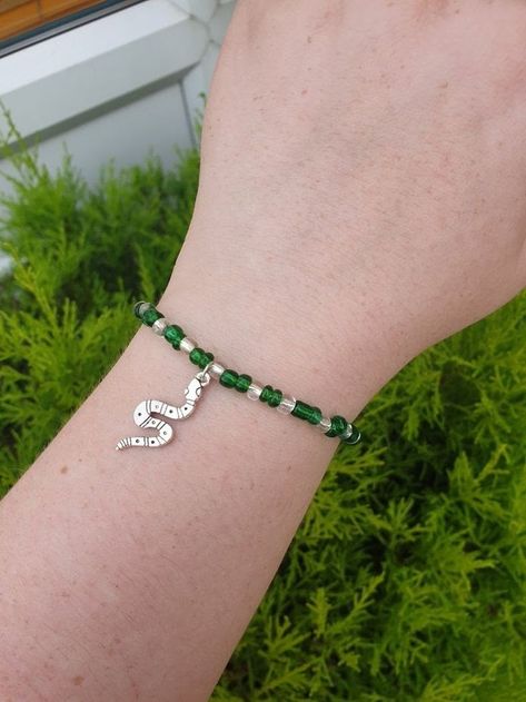 Slytherin Jewelry, Book Charm Bracelet, Harry Potter Bracelet, Harry Potter Hogwarts Houses, Candy Bracelet, Diy Jewelry Rings, Bff Bracelets, Harry Potter Jewelry, Harry Potter Halloween