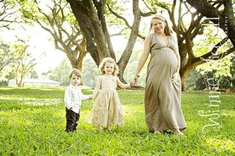 Maternity Photos With Two Siblings, Family Maternity Pictures With Siblings, Maternity Pictures With Siblings, Maternity Photos With Siblings, Family Maternity Pictures, Maternity Photography Family, Maternity Photography Outdoors, Baby Bump Photos, Trendy Photography