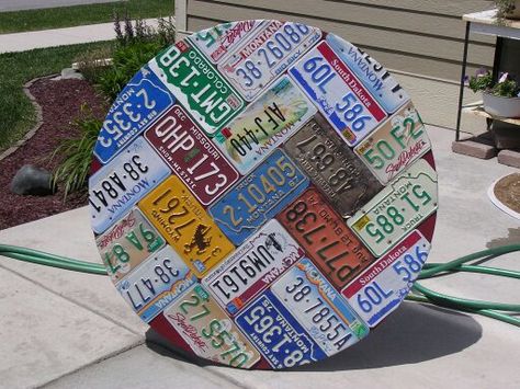 would be cool to do with one of those old wood spools License Plate Repurposed, License Plates Diy, License Plate Crafts, License Plate Ideas, Spool Furniture, Old License Plates, Spool Tables, Licence Plates, License Plate Art