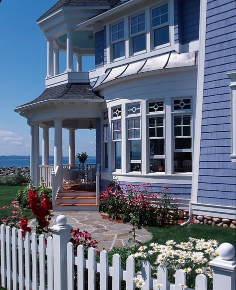 Queen Anne Architecture, Pretty Architecture, Architecture Traditional, Homes Architecture, Nantucket Cottage, Dream Beach Houses, Suburban House, Cape House, White Picket Fence