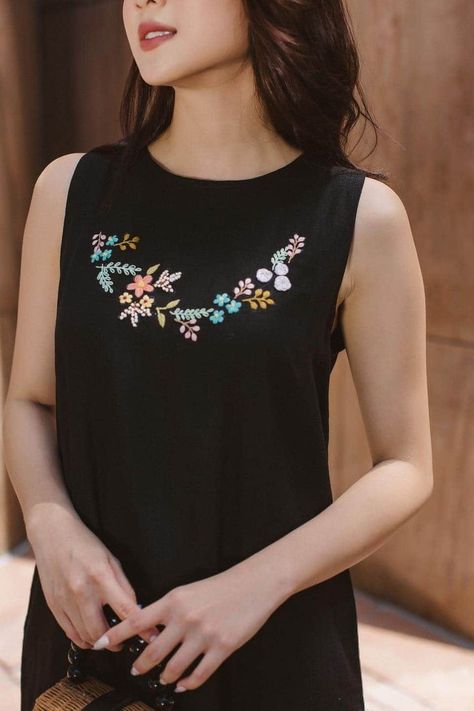 Basic Blouse Designs, Black Kurti, Clothes Embroidery Diy, Hand Embroidery Dress, Embroidery On Kurtis, Kurti Designs Latest, Kurti Embroidery Design, Fashion Design Collection, Fancy Tops