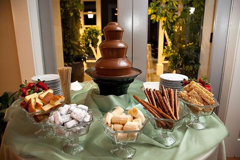 fontaine de chocolat Queso Fountain, Chocolate Fountain Ideas, Chocolate Fountain Wedding, Chocolate Fountain Bar, Tiramisu Nutella, Chocolate Fountain Recipes, Winery Event, Fondue Party, Chocolate Fountain