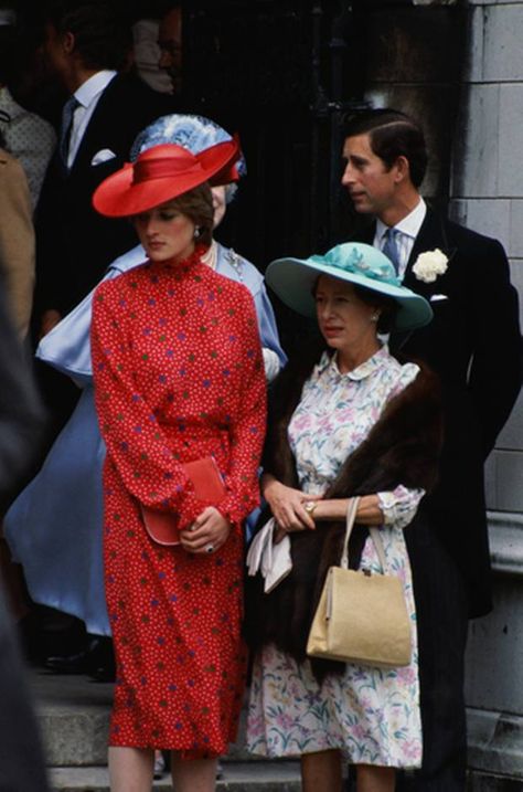 222) June 4, 1981 – Charles and Lady Diana (in a statement red dress and matching hat) at the wedding of Nicholas Soames and Catherine Weatherall at St Margaret's Church, London.  Princess Margaret, had taken the young beauty under her wing. Dianas Dresses, Diana Queen, Prinz Charles, Royal Hats, Westminster London, Princess Diana Fashion, Princes Diana, Diana Fashion, Charles And Diana