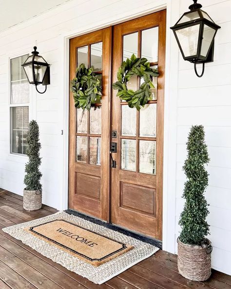 Grapevine Christmas Wreaths, Front Porch Christmas Decorations, Porch Christmas Decorations, Spring Front Porch Decor, Front Door Plants, Grapevine Christmas, Oak Farmhouse, Farmhouse Front Porch, Front Stoop