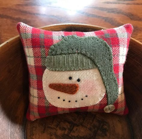 Simple Christmas Applique Patterns, Throw Pillow Sewing Ideas, Mini Christmas Pillows, How To Sew A Pillow Cover, Christmas Pillows Diy Sewing Projects Free Pattern, Diy Christmas Pillows Ideas, Christmas Pillows To Make, Appliqué Pillows, Snowman Pillows