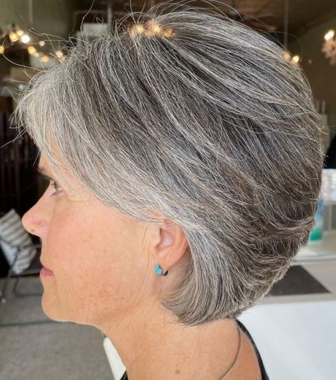 Shot Layered Bob on Salt and Pepper Hair Fine Flat Hair Haircuts Short, Short Stacked Bob Haircut Fine Hair, Short Stacked Bob Haircut Over 50, Stacked Bob Haircut For Fine Hair, Short Gray Hair Over 50, Short Gray Haircuts, Medium Stacked Haircuts, Senior Hairstyles, Short Messy Bob