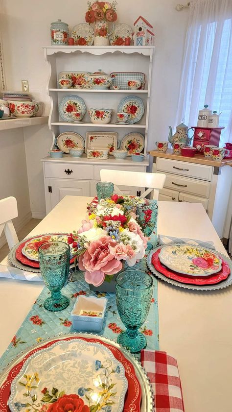 Pioneer Woman Dining Room, Pioneer Woman Kitchen Ideas, 1940's Kitchen, Beautiful Houses Inside, Pioneer Woman Decor, Gate Modern, Vintage Farmhouse Bedroom, Pioneer Woman Kitchen Decor, Cocina Shabby Chic