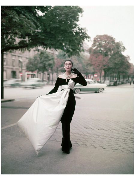 Paris, 1955 This black sheath evening gown by Christian Dior is one of the most striking fashions in the new Paris collections. It is narrowed to pencil slimness below the knees, accenting the top in the way of the French couture for fall and winter.    AVEDON Ysl Saint Laurent, Black Evening Gown, Dior Collection, Fashion 1950s, Richard Avedon, Dior Haute Couture, Designer Evening Dresses, Iconic Dresses, French Fashion Designers