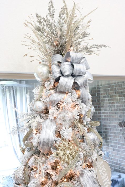 How to Decorate Your Christmas Tree Like a Pro - Melissa Roberts Interior | Design & Home Decor Blog Diy Tree Topper, Diy Christmas Tree Topper, White Christmas Tree Ideas, Christmas Decorations Apartment, Christmas Apartment, Elegant Christmas Trees, Christmas Tree Decorations Diy, White Christmas Trees, Christmas Tree Inspiration