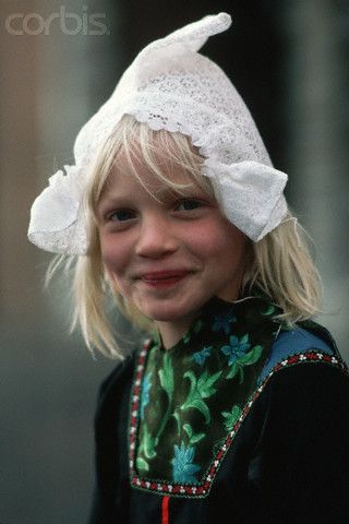 Tulip Time in Holland. For real, she looks like she could be a member of my family. Haarlem Netherlands, Dutch Girl, Kids Around The World, We Are The World, People Of The World, World Cultures, 인물 사진, Smile Face, People Around The World