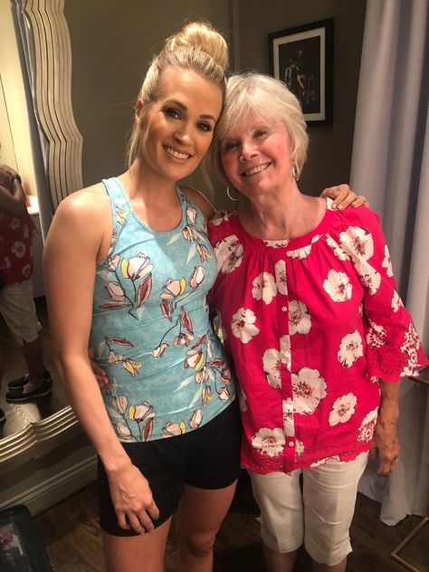 So happy to have Mama Underwood here for CMA Fest week!  #MomsAreAwesome #CMAFest #StayThePath @CALIAbyCarrie Carrie Underwood Pregnant, Carrie Underwood Family, Carrie Underwood Hair, Country Female Singers, Carrie Underwood Pictures, Cma Fest, Queen Of Everything, Calia By Carrie, Best Mother