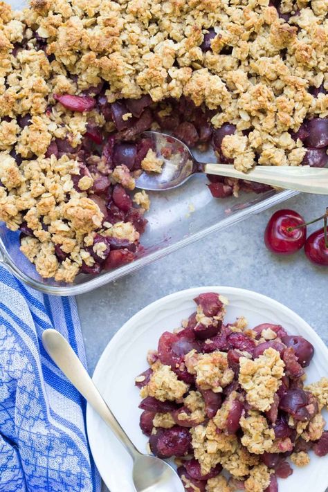 An easy cherry pie crumble recipe with an oat crisp topping. This healthier dessert can be made with any summer fruit and is refined sugar free. | www.kristineskitchenblog.com Cherry Pie Crumble, Crumble Topping Recipe, Easy Cherry Cobbler, Cherry Crisp Recipe, Cherry Recipes Dessert, Cherry Cobbler Recipe, Paleo Running Momma, Cherry Crisp, Cherry Crumble