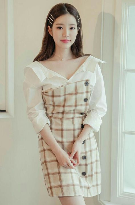 Korean Ladylike Makeup, Korea Makeup, Dress Feminine, Korean Clothing, Pearl Hair Pins, Bag Shoes, Check Dress, Pearl Hair, Spring Trends