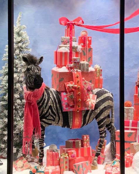 Anthropologie | Our window display artists really outdid themselves this time 🦒🎁🦓 Stop by to see our magical menageries for yourself! Tap the link in our... | Instagram Anthropologie Christmas Display, Anthropologie Christmas Decor, Anthropologie Window Display, Anthropologie Display, Winter Window Display, Window Display Ideas, Anthropologie Christmas, Christmas Window Display, Winter Window