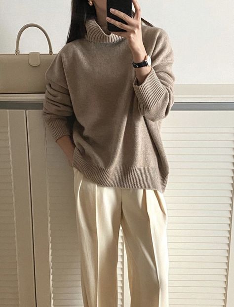 Taupe Turtleneck Outfit, Cozy Beige Turtleneck For Winter, Trendy Beige Turtleneck Sweater, Oversized Classic Beige Sweater, Casual Oversized Beige Turtleneck, Taupe Sweater Outfit, Cozy Beige Turtleneck, Turtle Neck Sweater Outfit, Beige Sweater Outfit