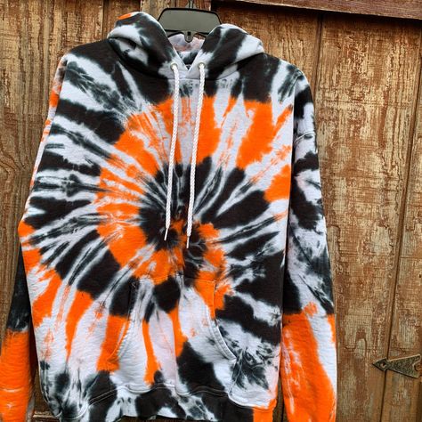 Halloween Tie Dye Sweatshirt // Orange and Black Swirled Tie Dye Sweatshirt // Halloween Hoodie // Halloween Crewneck This is the perfect Halloween Tie Dye! The colors stay bright due to the content of the sweatshirt and will never fade. Perfect for trick or treating with the kids, a party or just your casual October Sweater. Will keep you cozy and warm this Fall. Sweatshirts are 90% cotton, 10% poly. Wash & Care: All items are pre-washed so they should not bleed or fade color. I recommend t Tie Dye Sweatshirt Patterns, Halloween Tye Dye Shirts Diy, Tye Dye Halloween Shirts, Halloween Tie Dye Patterns, Halloween Tye Dye Shirt, Cool Tye Dye Patterns, Diy Halloween Outfits, October Sweater, Unique Tie Dye Patterns