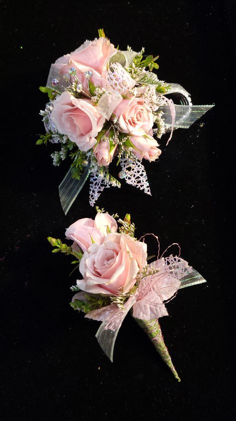 Cute Homecoming Ideas, Pink Corsages, Prom Corsage Pink, Prom Bouquet Ideas, Elegant Flower Arrangements, Pink Corsage, Corsage Pink, Senior Hoco, Prom Planning