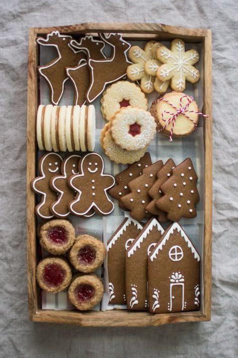 Jul Kaka, Christmas Cookie Box, Ginger Bread Cookies Recipe, Gingerbread Recipe, Xmas Food, Xmas Cookies, Cookie Gifts, Cookie Box, Christmas Cooking