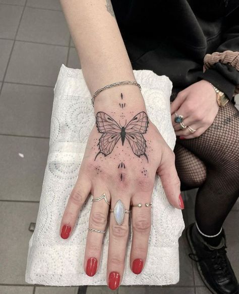 If you want an eye-catching design, the pretty hand tattoo suits you. There are so many inspiring ideas for men and women to get ink. Check out this article and choose one. Butterfly Hand Tattoo, Pretty Hand Tattoos, Henna Tattoo Designs Hand, Pen Tattoo, Hand Poked Tattoo, Hand Tattoos For Women, Tattoo Stencil Outline, Poke Tattoo, Hand Poke