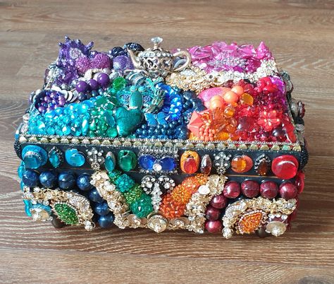 Pink Mosaic, Profitable Crafts, Old Jewelry Crafts, Costume Jewelry Crafts, Rhinestone Projects, Trash Art, Junk Jewelry, Vintage Jewelry Crafts, Mardi Gras Beads