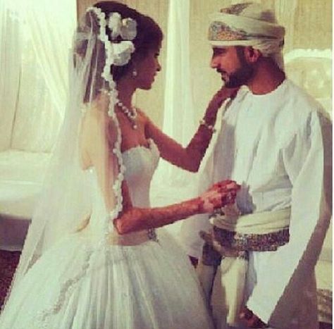 Arabic wedding Yemeni Wedding, Arabian Wedding, Arabic Wedding, Moroccan Party, Glam Wedding Dress, Wedding G, Arab Wedding, Wedding 2015, Good Marriage