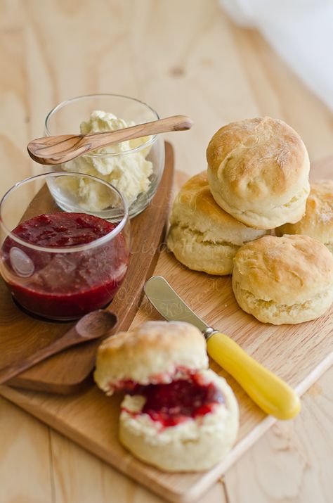 Brunch Biscuits, Scones Cream, Paddington Party, Baby Biscuits, Simple Brunch, Baking Powder Biscuits, English Scones, Brunch Food, Cream Scones