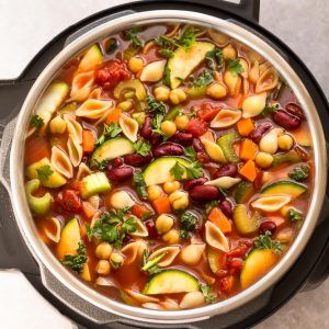 Instant Pot Minestrone Soup, Instant Pot Minestrone, Cooking Ham, Soup Minestrone, Minestrone Soup Easy, Vegan Minestrone Soup, Zucchini Ravioli, Minestrone Soup Recipe, Vegetarian Instant Pot