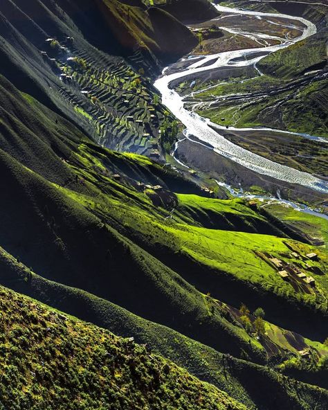 📸 @farooq.seerufil.arz View of Soch Villege, kunhar river and babusar road from Dumduma Top Meadows above Naran. Kaghan Valley May 2019… Naran Kagan, Naran Kaghan, Kaghan Valley, History Of Pakistan, Beautiful Pakistan, Pakistan Travel, Family Vacation Spots, Beautiful Cities, Transcription