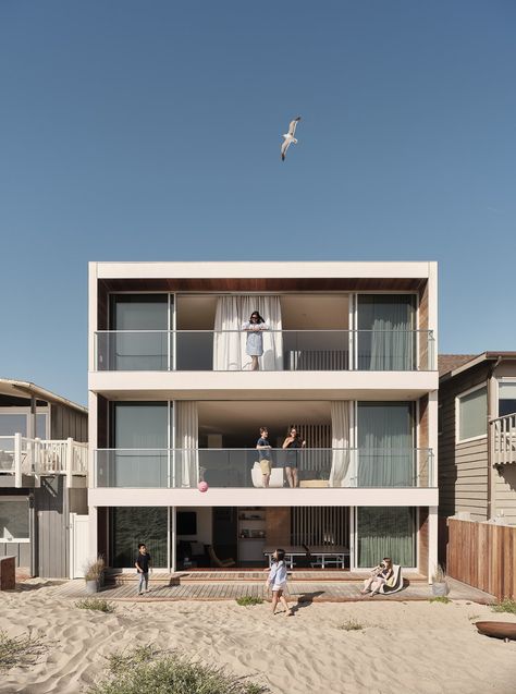 Oxnard Beach House by Montalba Architects - Dwell 1970s Bungalow, Montalba Architects, Raised Beach House, Cape Woolamai, Beach House Modern, House In California, Stucco Siding, Apartment Exterior, Dwell Magazine