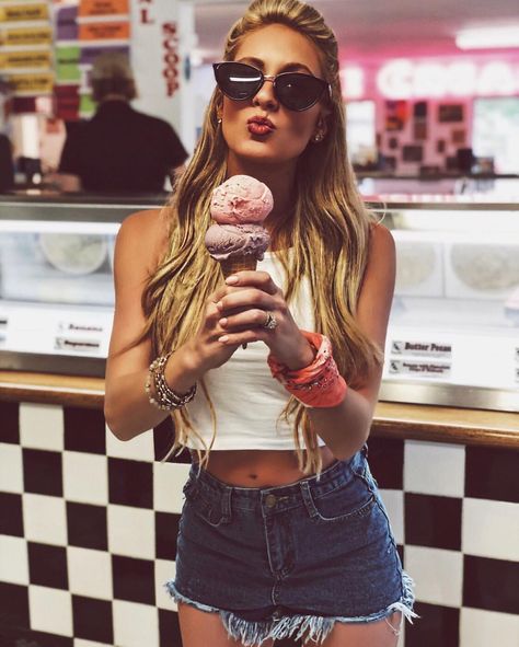 Ice Cream Shop Senior Session Girl, In And Out Burger, Ice Cream Photos, Eating Ice Cream, Graduation Photoshoot, Food Concept, Senior Poses, Fair Food Recipes, Journal Art