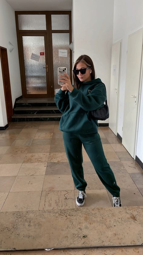 Joggers And Vans Outfit, Green Vans Outfit, Vans Platform Sneakers Outfit, Green Joggers Outfit, Vans Platform Sneakers, Platform Sneakers Outfit, Green Sweater Outfit, Rainy Outfit, Jogging Style