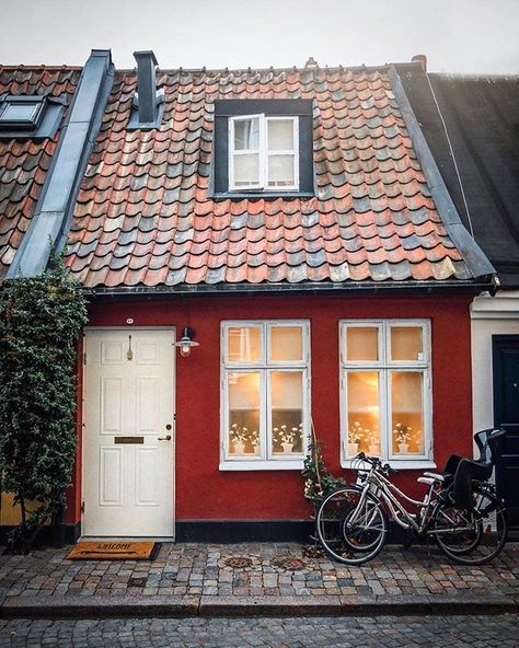 ===================================== 🌍 Malmo Sweden ===================================== P H O T O B Y @themodernleper… Casa Country, Cosy Living, London Pictures, Red House, Cabin In The Woods, Cute House, Urban Sketching, Pretty House, Beautiful Buildings