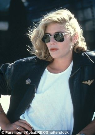 Top Gun star Kelly McGillis makes a rare public appearance Kelly Mcgillis, Tom Cruise, Serie Tv, Movie Stars, Hair Inspiration, Persona, Natural Hair Styles, Hollywood, Leather Jacket